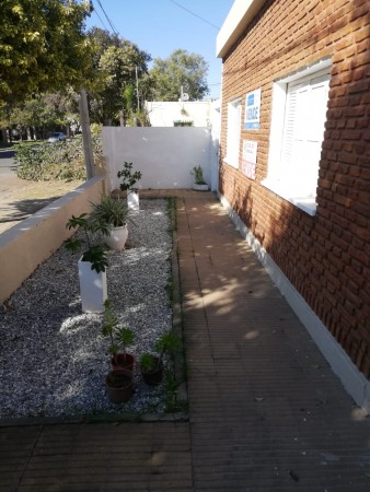 Casa de dos dormitorios sobre Avenida Colón 